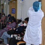 Una enfermera trata a pacientes infectados con Covid-19 en el Hospital Popular nº 2 de la ciudad de Fuyang (China)