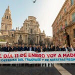 El presidente del Sindicato Central de Regantes del Acueducto Tajo-Segura (SCRATS) y portavoz del Círculo del Agua Lucas Jiménez (11i) junto a los miembros del Círculo del Agua, durante una concentración el pasado miércoles