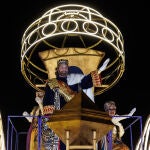 El Rey Gaspar saluda a los niños desde su carroza