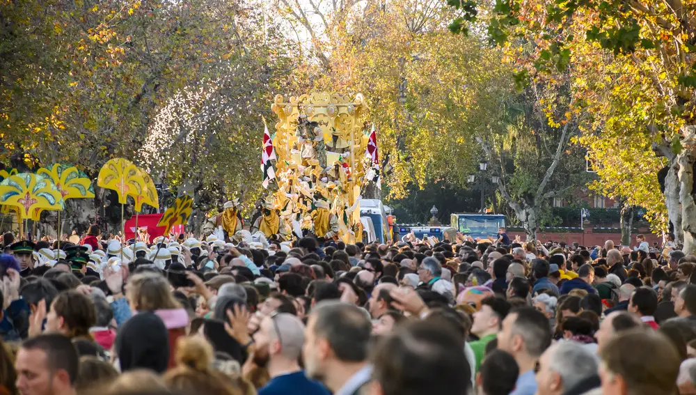 GRAFAND6510. SEVILLA, 05/01/2023.- Cabalgata de los Reyes Magos de Sevilla, que ha recuperado este jueves el itinerario tradicional que la pandemia obligó a modificar y ha contado con 33 carrozas, de las que 13 son nuevas, EFE/ Raúl Caro.