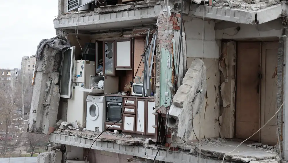 Vista de un edificio de apartamentos, dañado durante un duro combate, en Mariupol, en la región de Donetsk controlada por Rusia