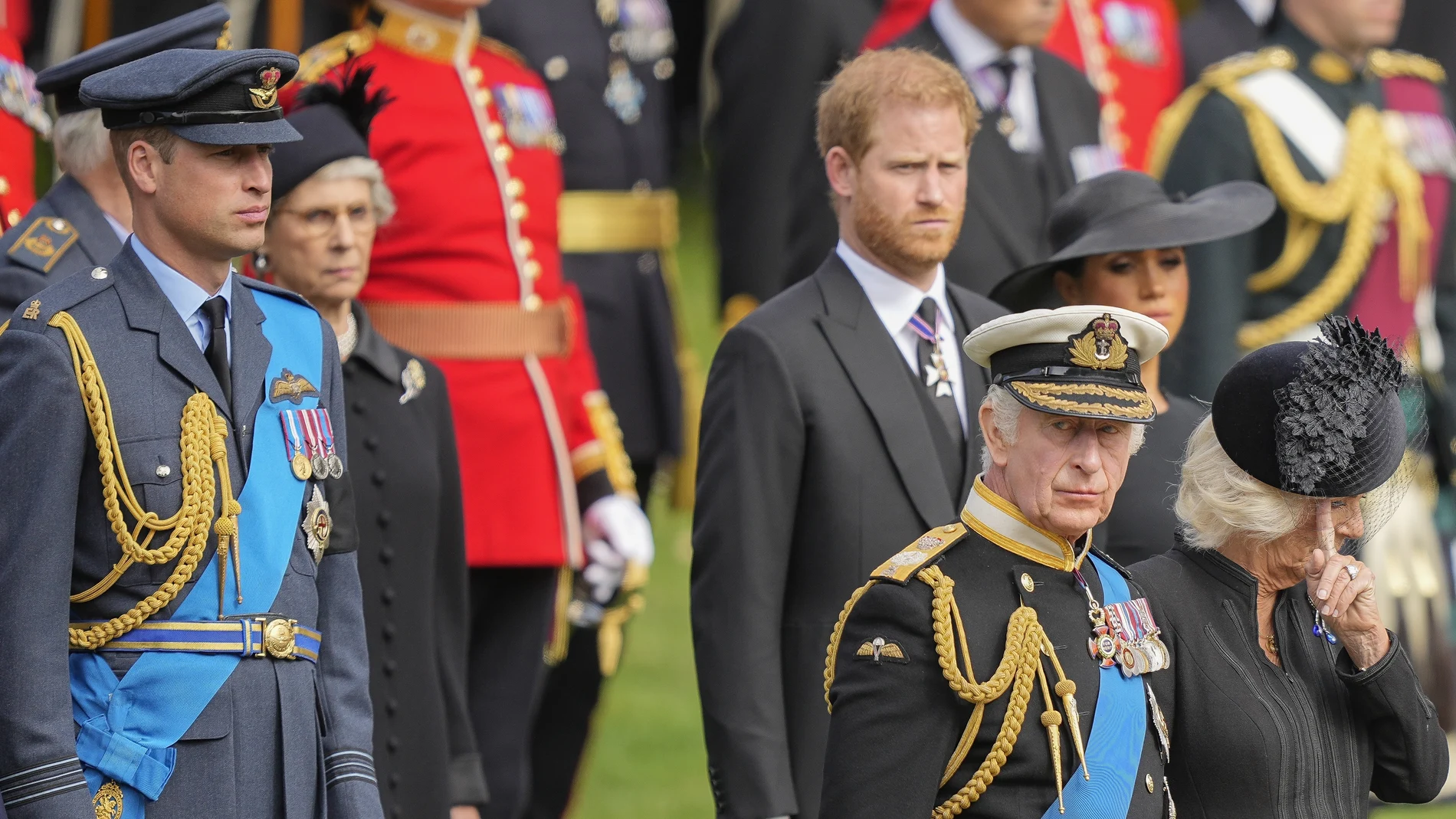 El rey Carlos III, la reina consorte Camilla y el príncipe William, junto a los duques de Sussex
