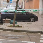 Un agente de la Guardia Civil trabaja frente al edificio en el que una mujer de unos 50 años de edad ha aparecido muerta, en el interior de su domicilio