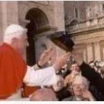 Momento en el que el Padre Doñoro logra entregar el tricornio al Papa Benedicto XVI