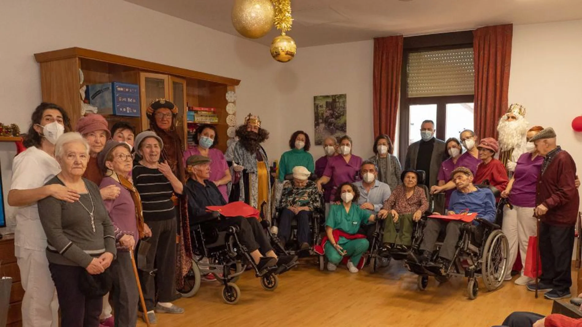 El presidente de la Diputación de León, Eduardo Morán, cierra en la residencia de Santa Luisa de León el recorrido navideño por los centros asistenciales de titularidad provincial
