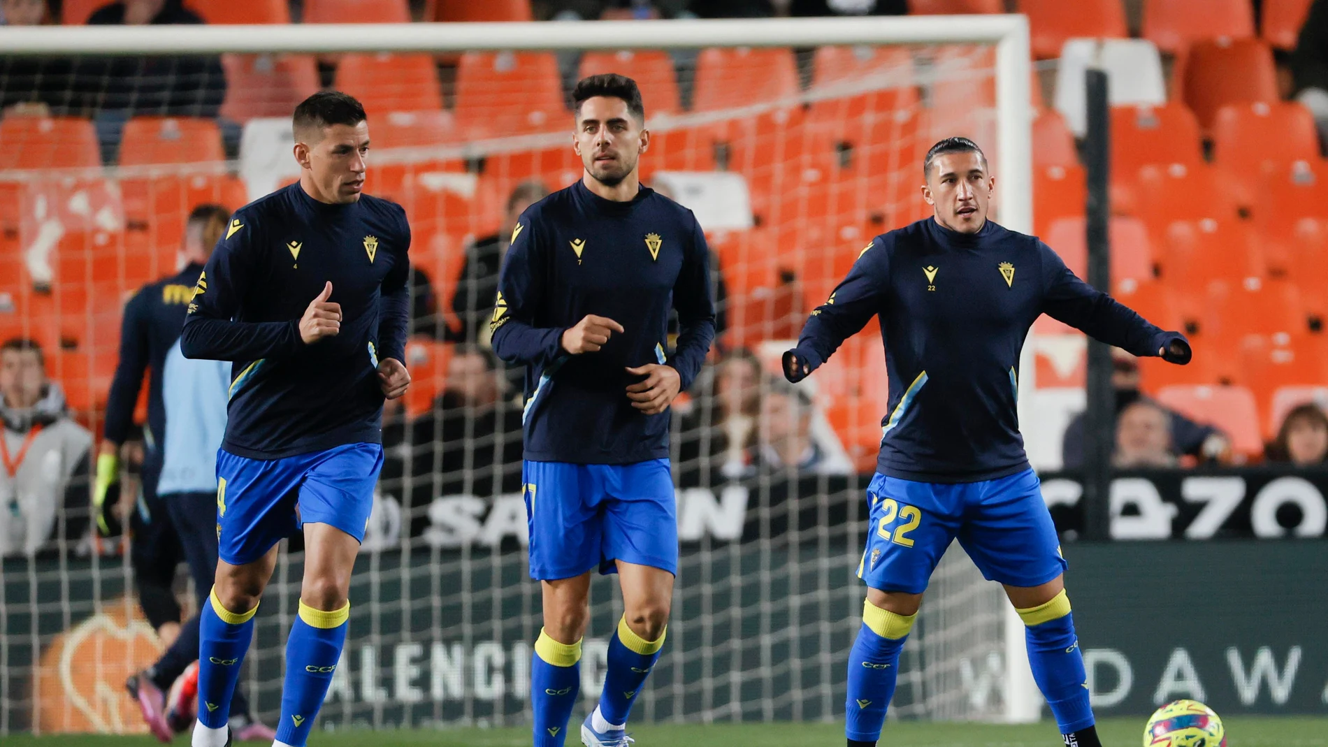 Los jugadores del Cádiz durante el calentamiento previo al encuentro de ayer contra el Valencia