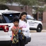 Carlos Glover, de 9 años, estudiante de cuarto grado en la escuela primaria Richneck, es sostenido por su madre Joselin Glover mientras salen de la escuela