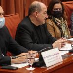 A la izquierda de la imagen, Saül Gordillo en el Parlament