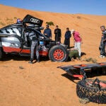 Carlos Sainz y Lucas Cruz tratan de reparar su Audi RS Q e-tron E2 durante la sexta etapa del Dakar 2023