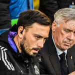 Carlo Ancelotti y su hijo, Davide, en el banquillo de La Cerámica en el Villarreal-Real Madrid
