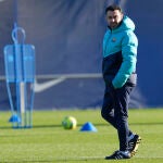 Xavi, durante el entrenamiento del Barcelona previo al partido con el Atlético de Madrid
