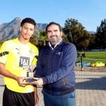 El concejal de Deportes de Marbella, Manuel Cardeña, entrega un obsequio a Bellingham