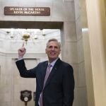El presidente de la Cámara de Representantes, el californiano Kevin McCarthy, señala la placa con su nombre recién instalada en su despacho tras jurar su cargo como presidente del 118 Congreso en Washington, a primera hora del sábado