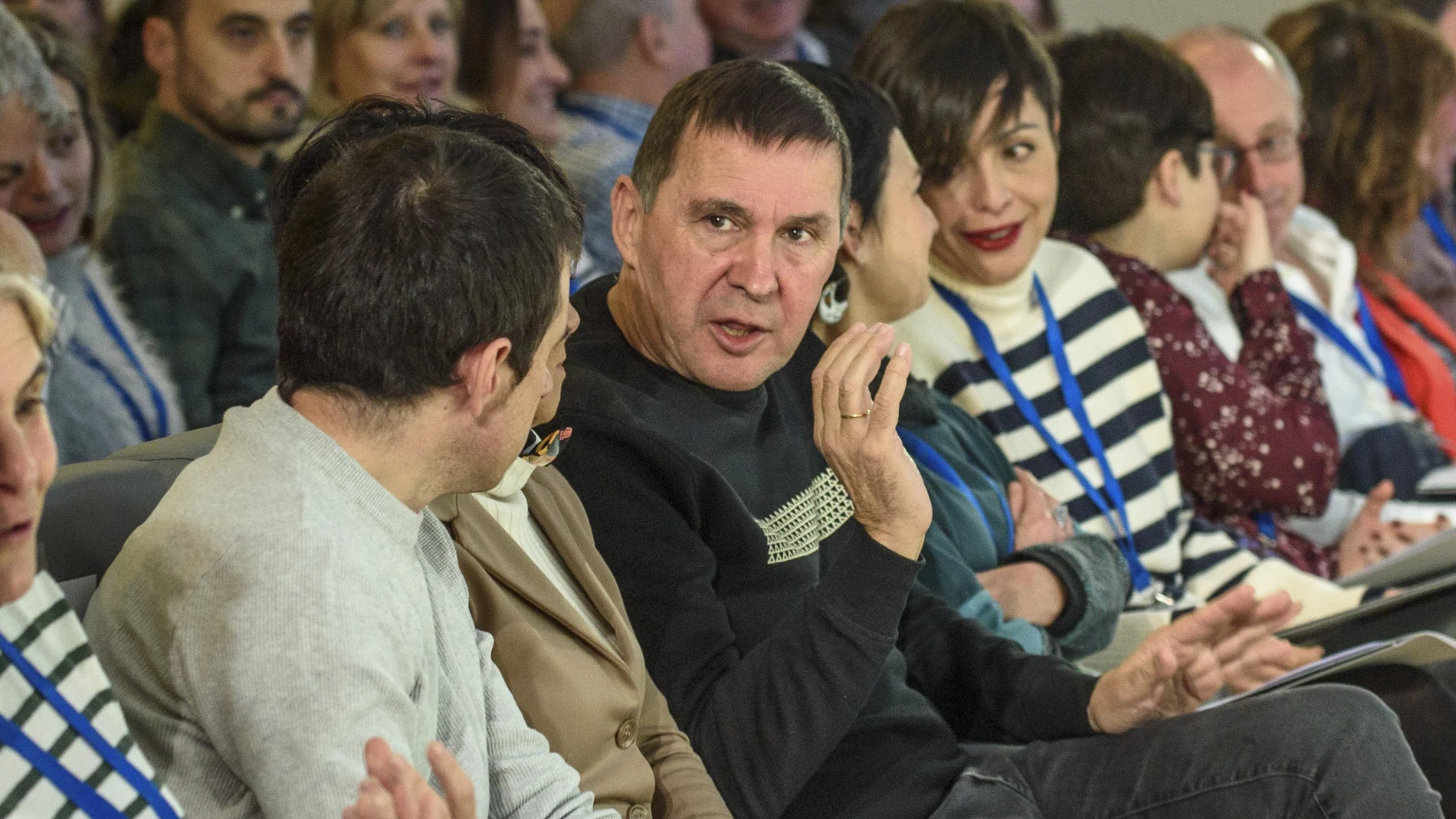 El coordinador general de EH Bildu, Arnaldo Otegi (c), asiste a la Asamblea General ordinaria del partido celebrada este sábado en Bilbao.