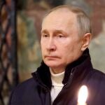 El presidente ruso, Vladímir Putin, asiste al servicio ortodoxo de Navidad en la catedral de la Anunciación del Kremlin de Moscú