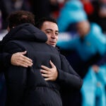 Xavi saluda a Simeone en el Atlético de Madrid - Barcelona