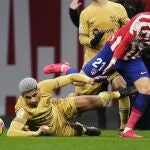 Yannick Carrasco con el Atlético de Madrid en un partido frente al Barcelona.