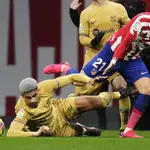 Yannick Carrasco con el Atlético de Madrid en un partido frente al Barcelona.