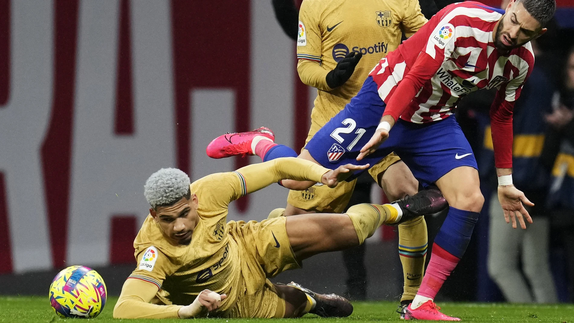 Yannick Carrasco con el Atlético de Madrid en un partido frente al Barcelona.