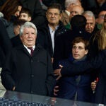 Los presidentes del FC Barcelona, Joan Laporta (i) y del Atlético de Madrid, Enrique Cerezo (c), acompañados por el alcalde de Madrid, Martínez Almeida, antes del inicio del encuentro correspondiente a la jornada 16 de primera división que disputan hoy domingo en el estadio Metropolitano, en Madrid