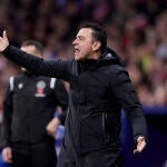 Xavi Hernández da instrucciones en el partido del Barça ante el Atlético en el Metropolitano