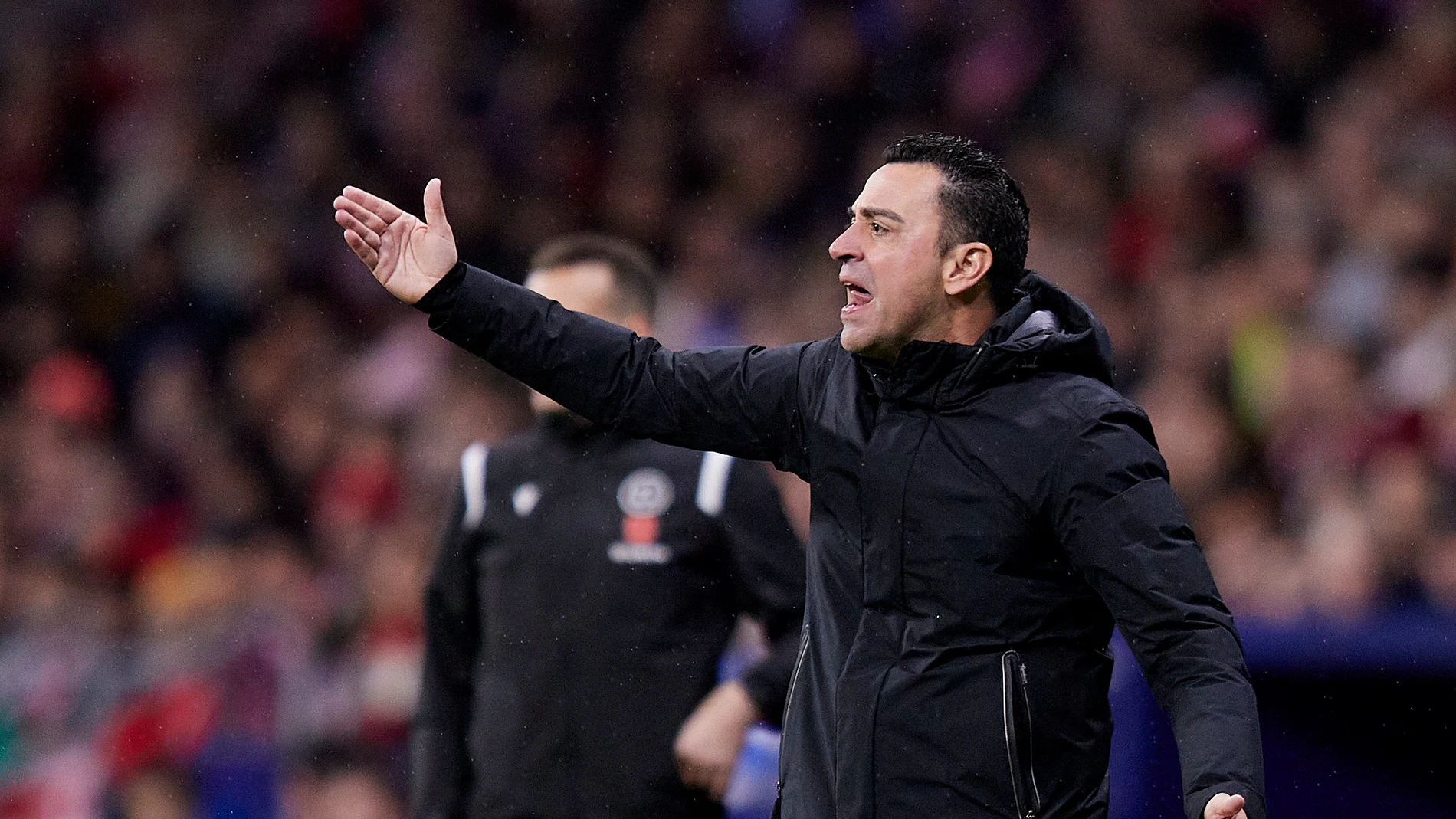 Xavi Hernández da instrucciones en el partido del Barça ante el Atlético en el Metropolitano