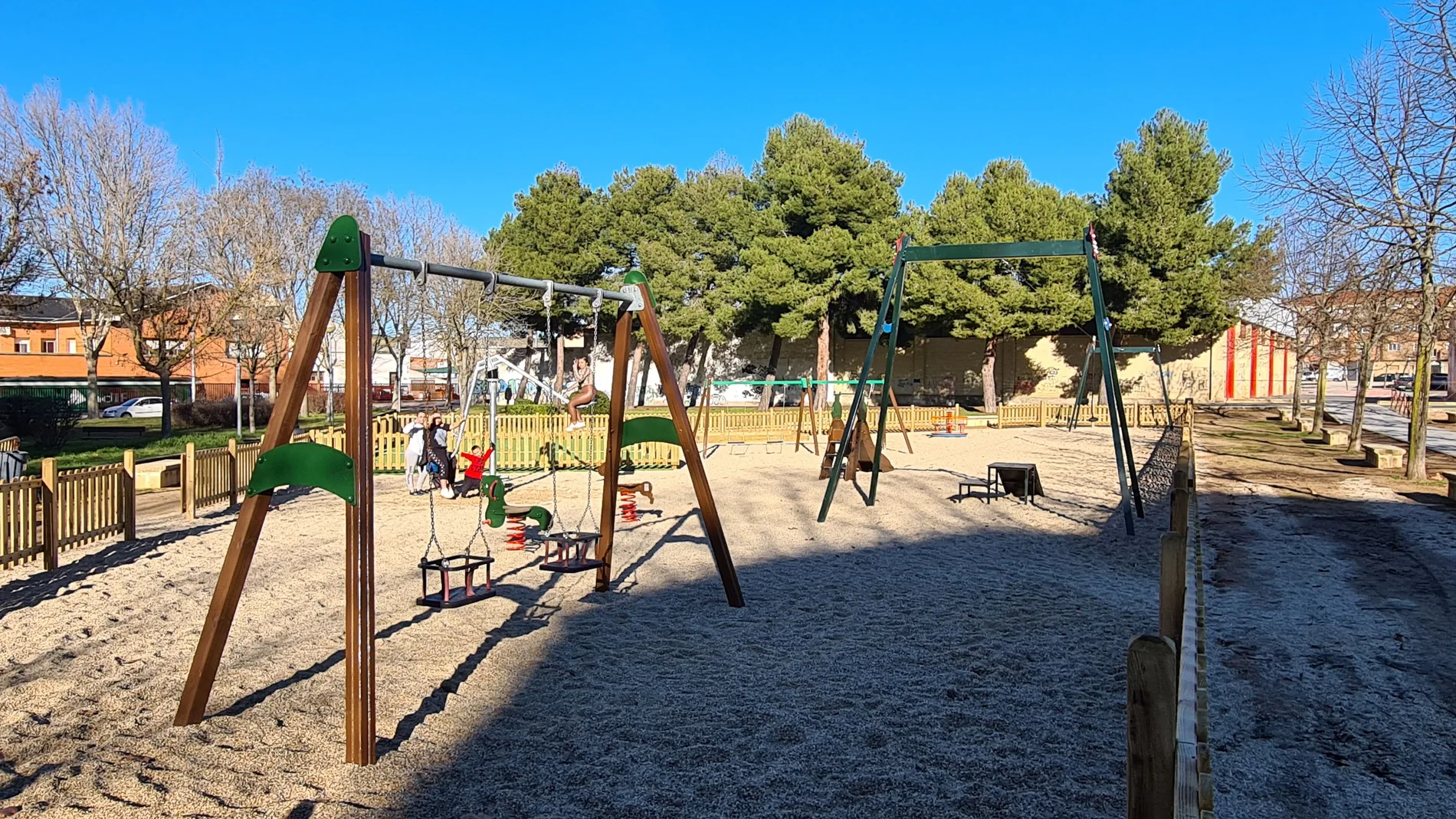 El Ayuntamiento de Salamanca ha renovado y ampliado la zona de juegos infantiles del parque Tomás Bretón, con una inversión de 46.450 euros