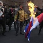 Un grupo de protestantes en Irán queman la bandera francesa contra la revista 'Charlie Hebdo'.