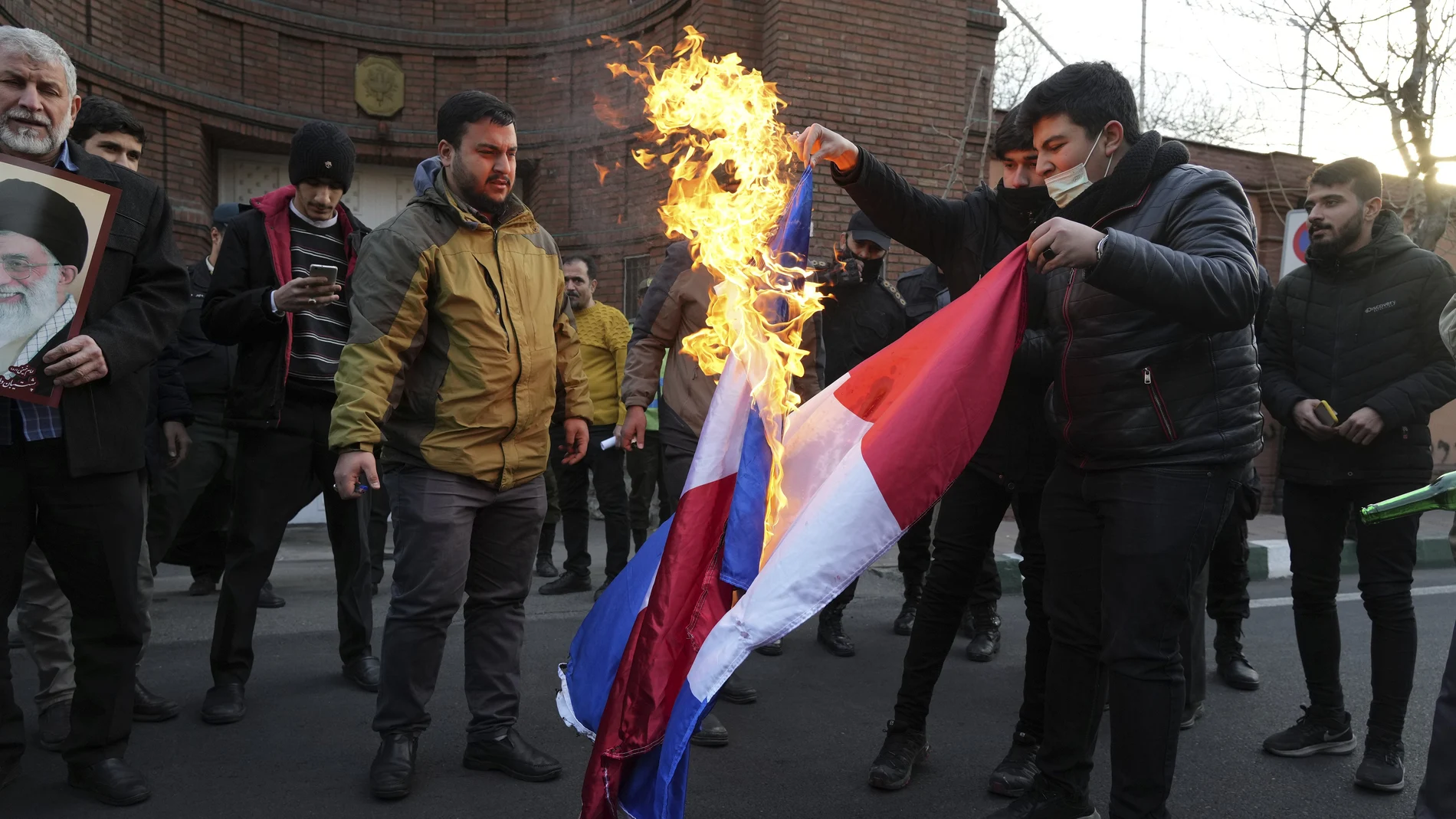 Un grupo de protestantes en Irán queman la bandera francesa contra la revista 'Charlie Hebdo'.