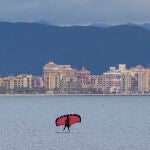 Una persona practica deporte en la playa de la Malvarrosa de Valencia