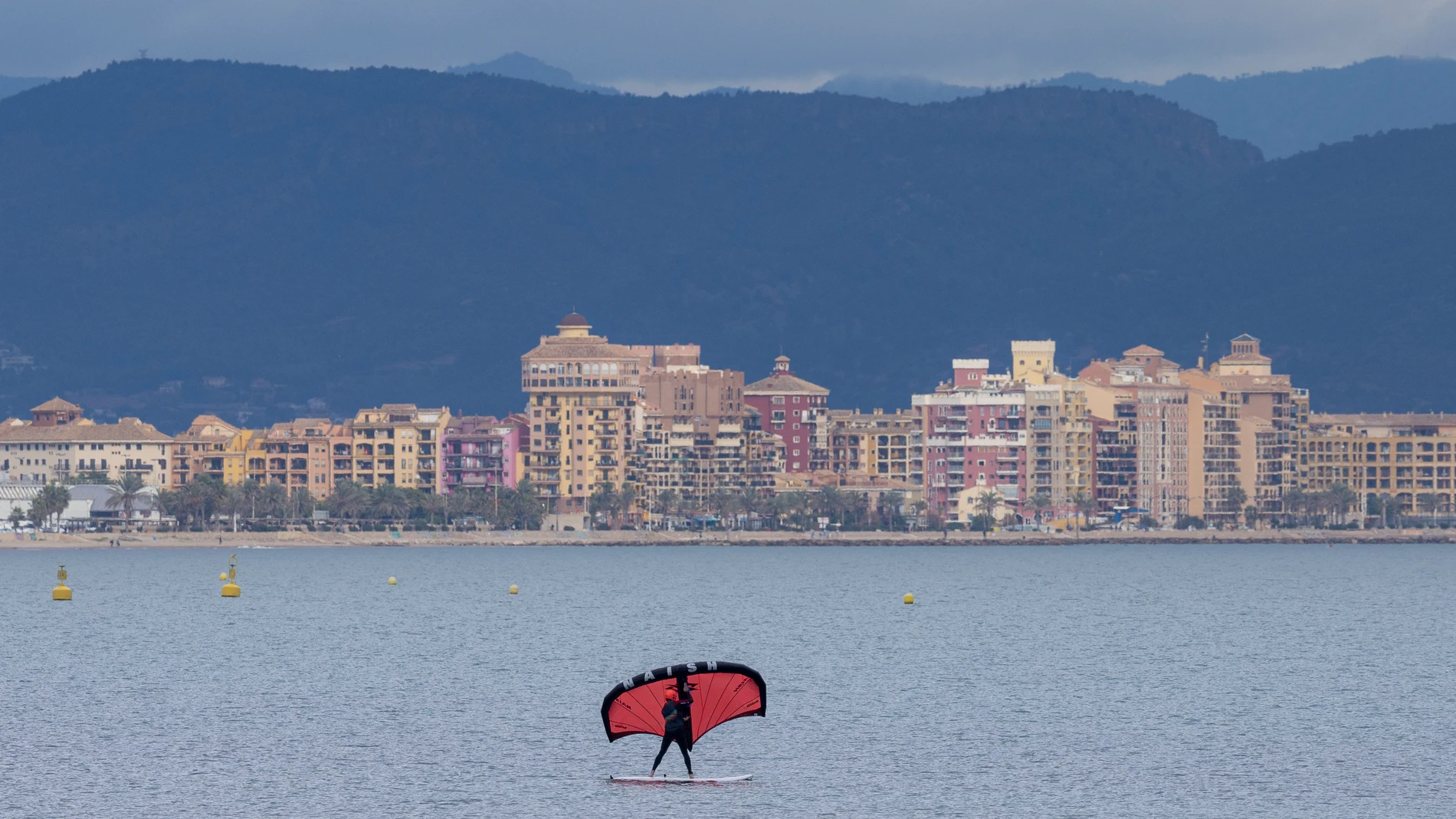 Una persona practica deporte en la playa de la Malvarrosa de Valencia