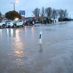 La carretera que une la N-620 con la localidad de Aldehuela de la Bóveda se encuentra cortada por el agua