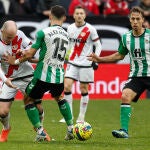 Álex Moreno con el Betis frente al Rayo Vallecano.. EFE/ Chema Moya