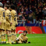 Los jugadores del Barcelona se esforzaron en defensa ante el Atlético