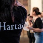 Varias personas se manifestaron ayer contra la violencia de género en Adeje, Tenerife, donde una mujer fue asesinada el domingo