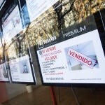 Cartel de una inmobilaria anunciando una vivienda vendida
