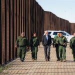 Biden con agentes de Aduanas y Protección Fronteriza junto al muro que divide a EE.UU. de México