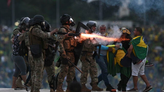 Policías enfrentan a seguidores del expresidente brasileño Jair Bolsonaro que invadieron el domingo, el Palacio de Planalto, sede del Ejecutivo, y la Corte Suprema, | Fuente: EFE/ Andre Borges