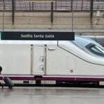 Trenes de alta velocidad de Renfe en la estación sevillana de Santa Justa