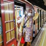 Los pajes de Sus Majestades los Reyes Magos de Oriente en el Tren de la Navidad que circula por la línea 6 de Metro en Madrid