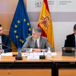 El secretario de Estado de Seguridad, Rafael Pérez; el ministro del Interior, Fernando Grande-Marlaska y el director general de Coordinación y Estudios de la Secretaría de Estado de Seguridad, José Antonio Rodríguez, durante una reunión con los responsables de la lucha contra la violencia de género de las Fuerzas de Seguridad del Estado el martes.