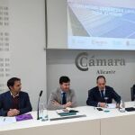 El presidente de la Cámara de Comercio, Carlos Baño, en el centro, ha presentado la iniciativa junto al diputado provincial de Medio Ambiente, Miguel Ángel Sánchez, y el director de la Cámara de Comercio de Navarra, José Andrés Palacios