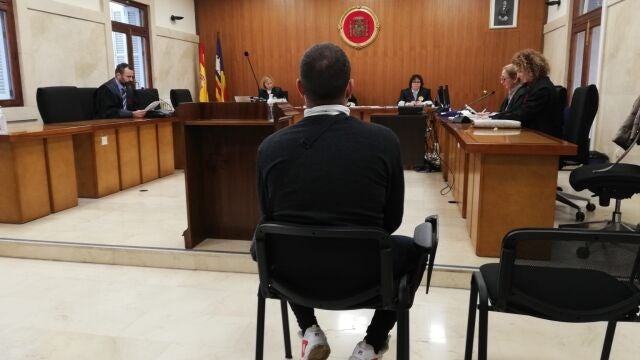 El hombre condenado por abusar sexualmente a una menor, con la que mantenía una relación, sentado en la Audiencia para el juicio