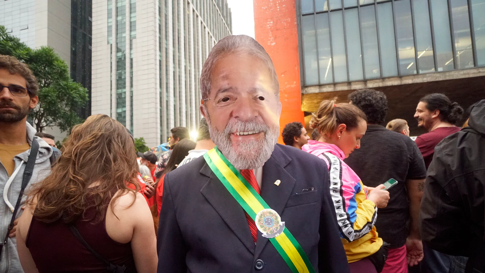 Manifestantes a favor del presidente Lula marchan en Sao Paulo tras el asalto a los tres poderes públicos de este domingo 8 de enero