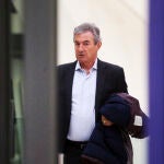 El que fuera responsable del departamento de investigación de accidentes de Renfe Manuel Conde (d) a su llegada este martes al juicio del Alvia para prestar declaración.