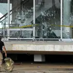 Un agente junto a la cabeza de la estatua de la diosa griega Themis, en la sede de la Corte Suprema de Brasil, ayer