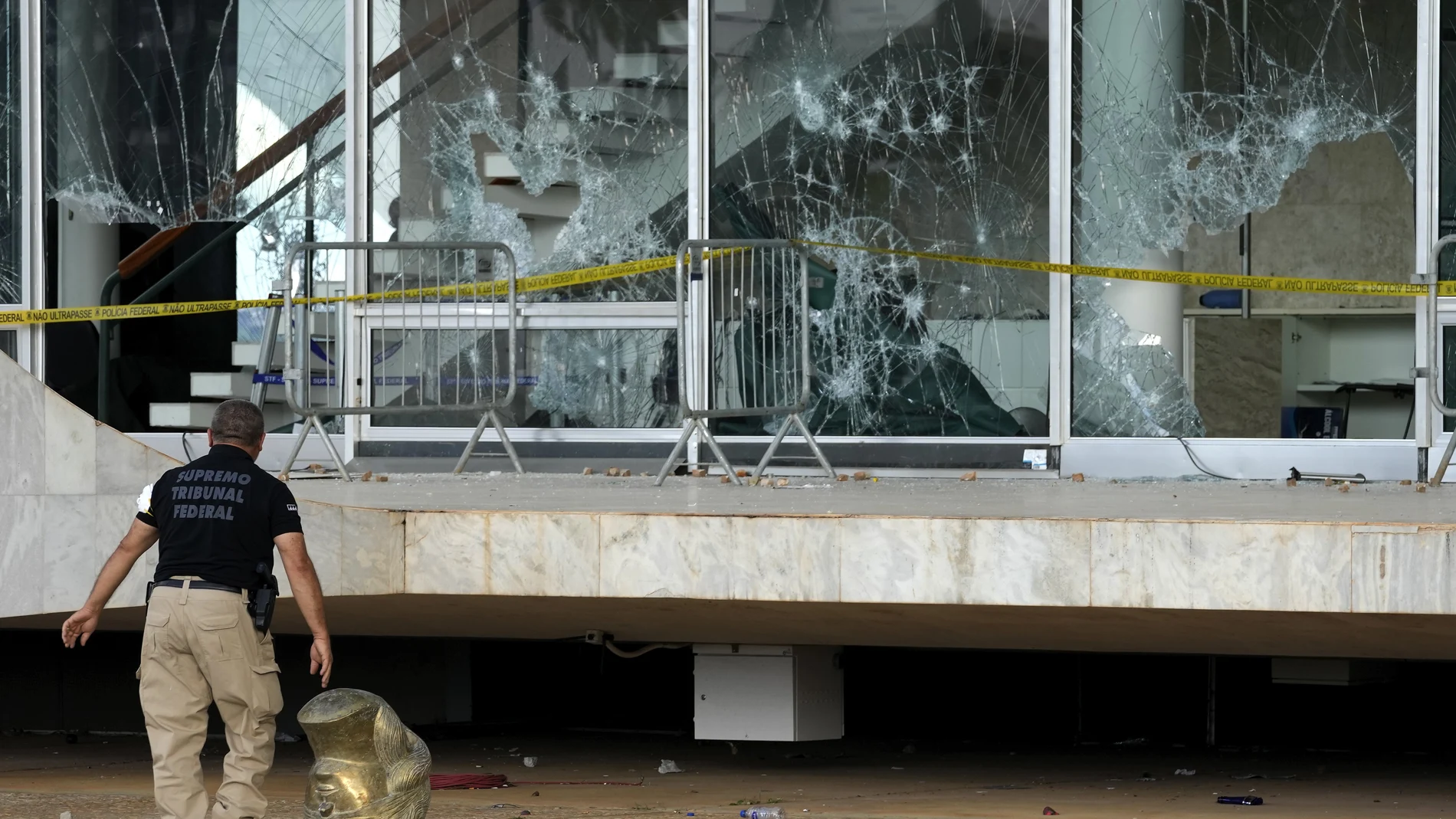 Un agente junto a la cabeza de la estatua de la diosa griega Themis, en la sede de la Corte Suprema de Brasil, ayer