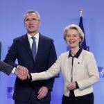 Charles Michel, Jens Stoltenberg y Ursula von der Leyen