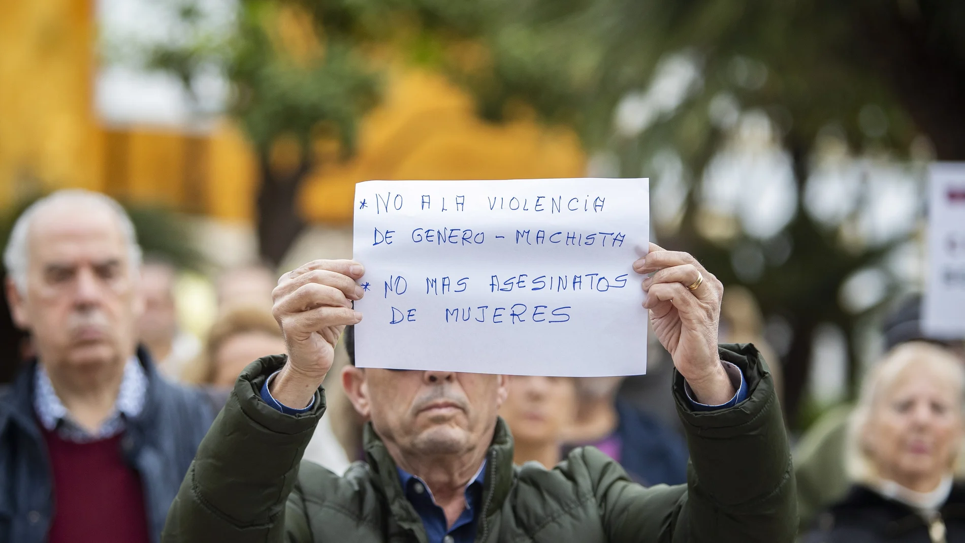 Concentración a las puertas del Ayuntamiento de El Puerto de Santa María (Cádiz) en repulsa por el asesinato de una mujer a manos de su pareja