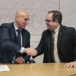 El alcalde de León, José Antonio Diez, y el director general del Incibe, Félix Antonio Barrio, firman el convenio de colaboración del Ayuntamiento con el Instituto Nacional de Ciberseguridad